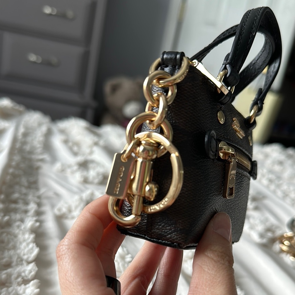 Coach Mini tote keychain - Picture 3 of 12